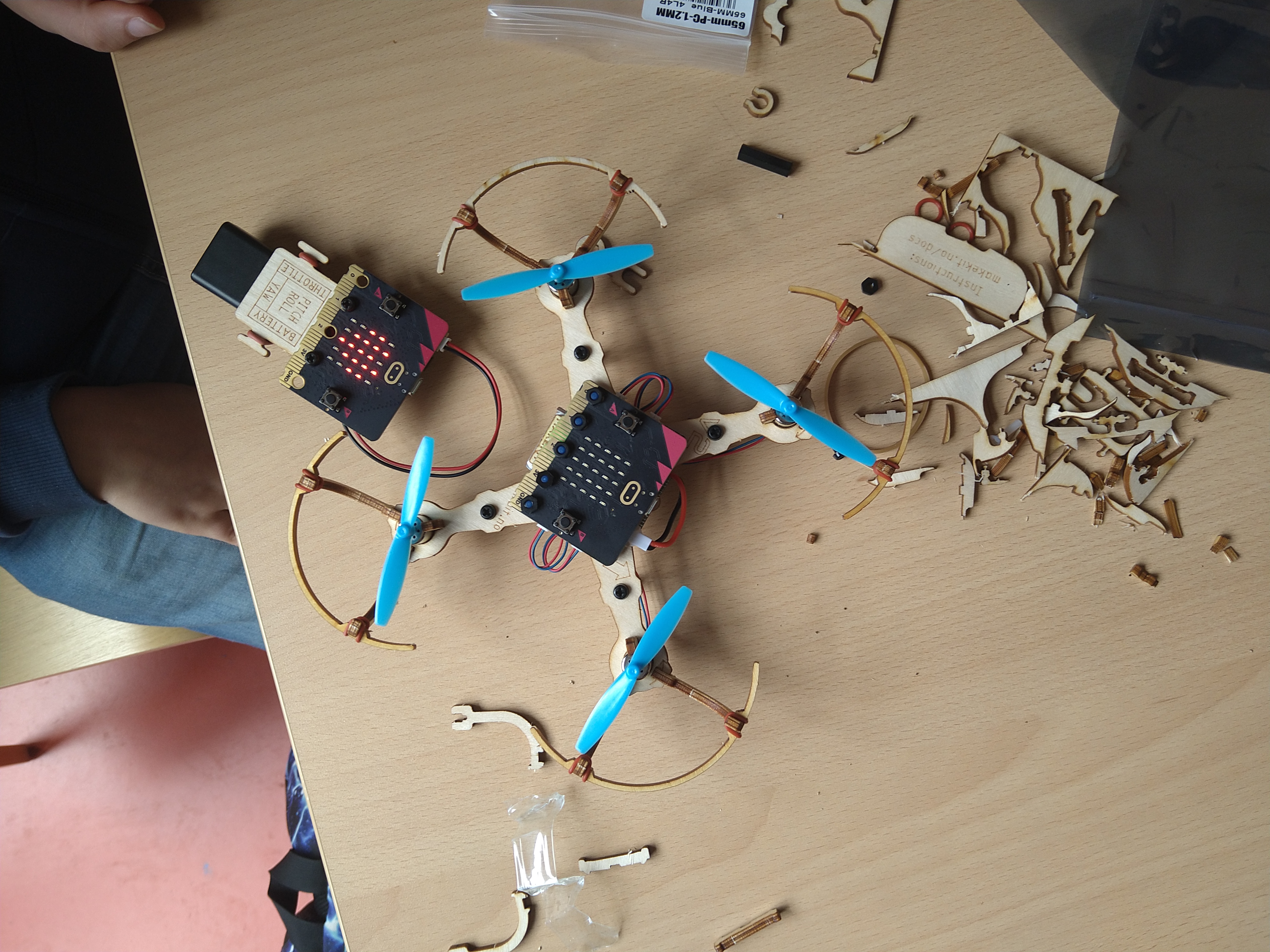 Eine fertig zusammengebaute Air:bit 2 Drohne und Fernbedienung.